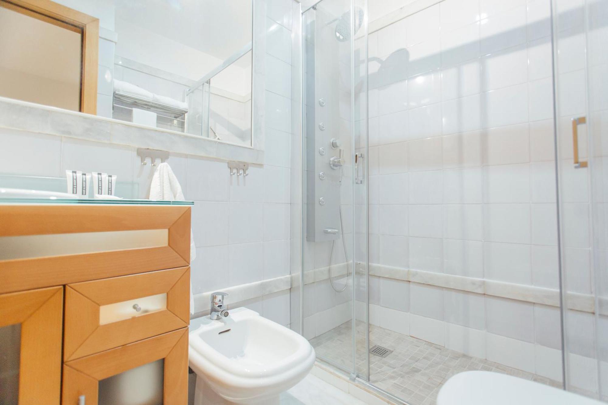 Beautiful And Cozy- 1Bd 1Bth- Arenal Center Apartment Sevilla Bagian luar foto